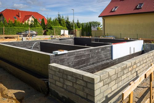 Bitumiczne izolacje fundamentów – jak dobrać do typu budynku oraz rodzaju gleby?